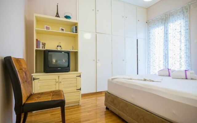 Comfortable Central Athens Flat by Cloudkeys