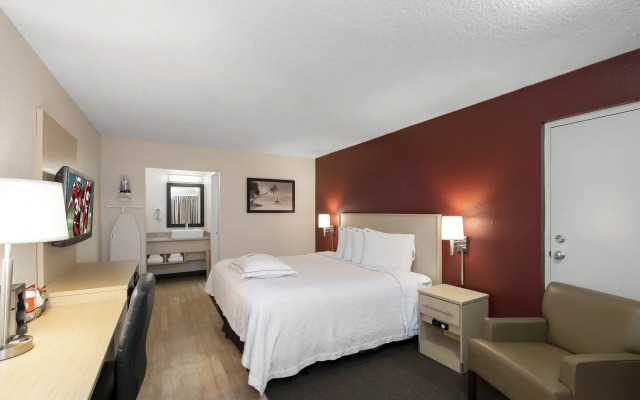 Red Roof Inn PLUS+ & Suites Naples Downtown-5th Ave S