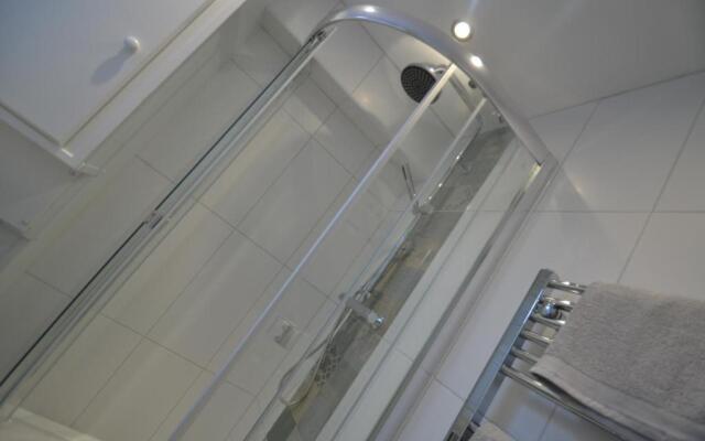 Charming 1 bed riverside apartment
