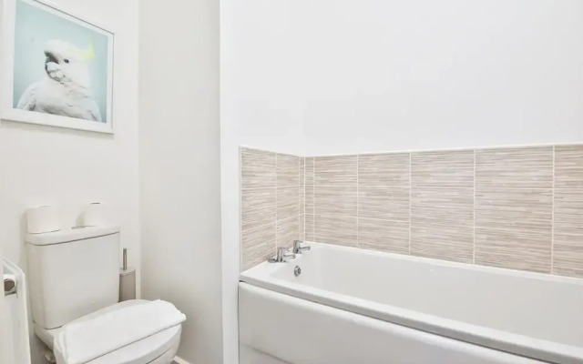 2 Bed Flat with Parking Near Waterfront