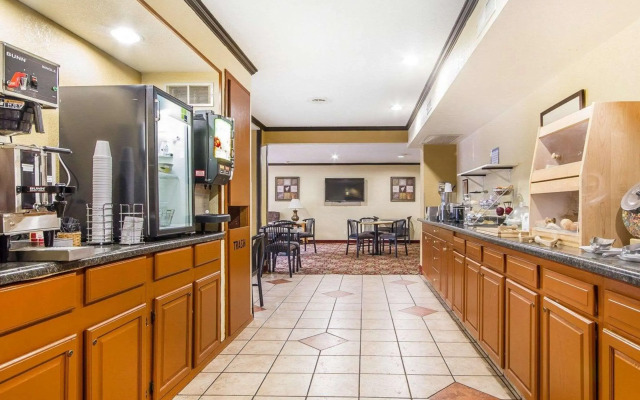 Rodeway Inn & Suites Madison East