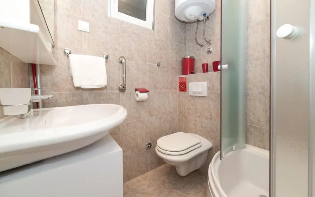 Amazing Home in Seget Donji With Wifi and 5 Bedrooms