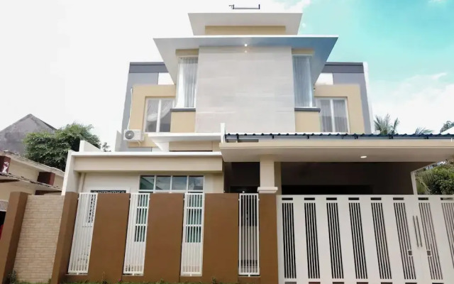 Oyo 1247 Antosa Family Residence