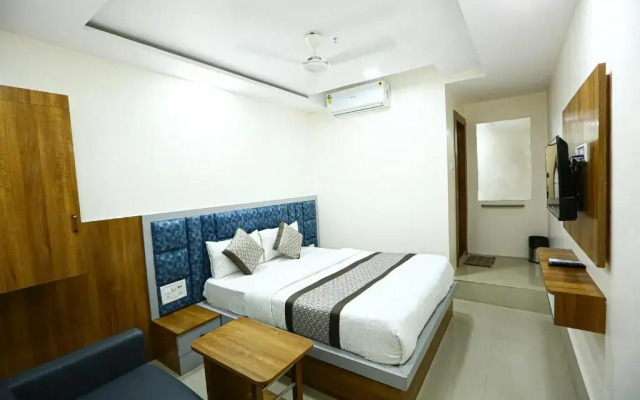 OYO 90380 Hotel Golden City