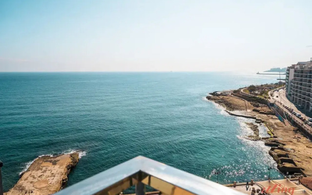 Gorgeous Seaviews From a Stunning Studio