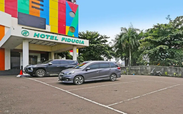 Super OYO Townhouse OAK Hotel Fiducia Serpong