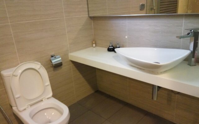 Cosy suite near Airport and LRT station