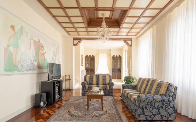 Splendid Villa in Macerata With Pool & Views