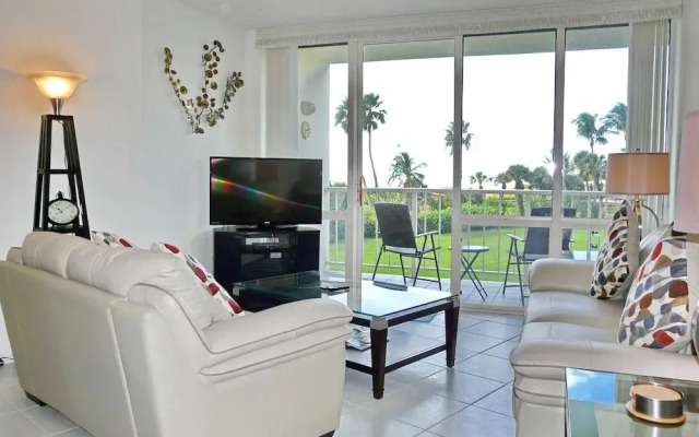 Cozy Beachfront Condo With Pool and Tennis Courts