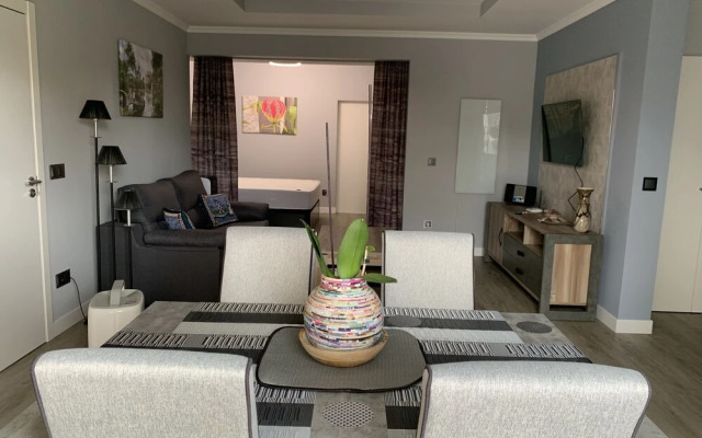 Funchal Apt- Sleeps 2 - Pool & Parking - Madeira