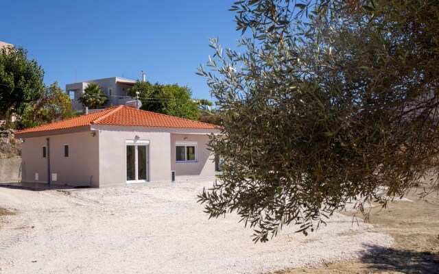 3-bed Villa in Palaioloutra With Private Pool