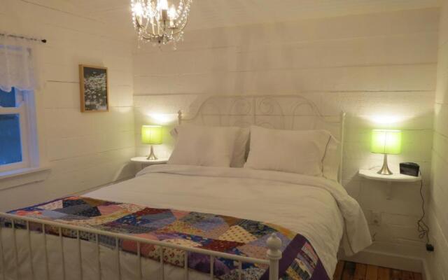 The Old Salt Box Co. - Daisy's Place