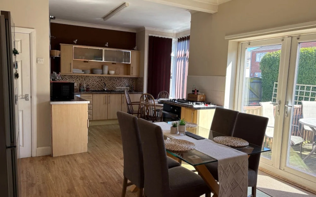10 Guests - 5 Bedrooms - Free Parking - Petok