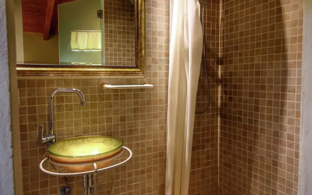 Luxurious Villa in Monte San Savino with Jacuzzi