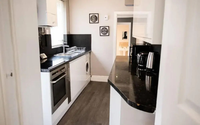 Stay Comfortable-close to City Centre-4 Bed House!