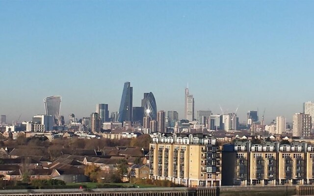 Canary Wharf Luxury Riverside Apartments