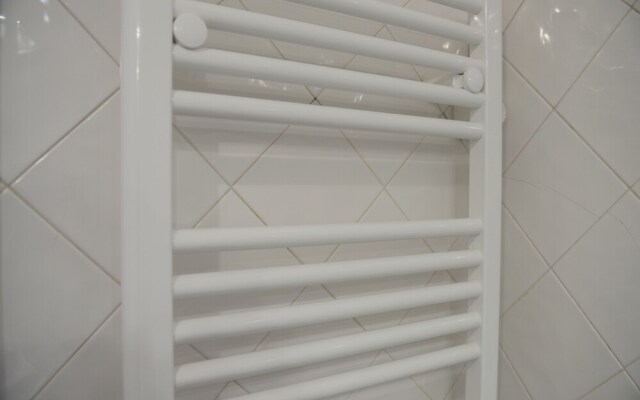 Spacious Bairro Alto Apartment + Courtyard, By TimeCooler