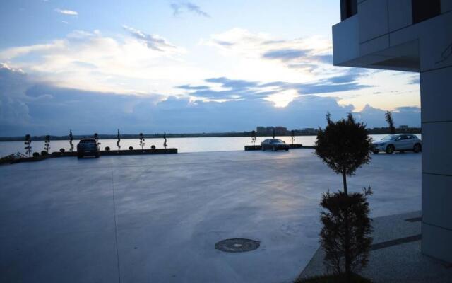 Apartment By The Lake with a View