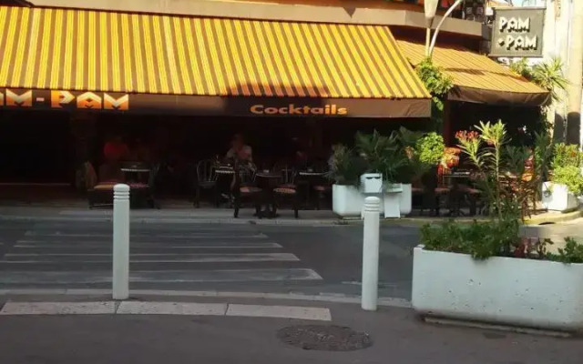 STUDIO 3mn A PIED DE LA PLAGE AVEC TERRASSE
