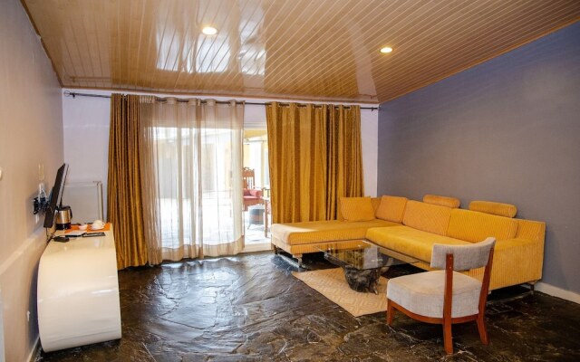La Villa Cafe & Suites