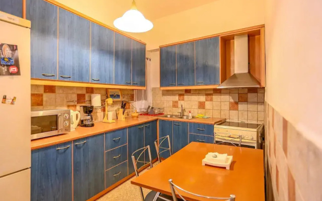 Cozy Apartment in Athens near Aghios Ioannis Subway Station