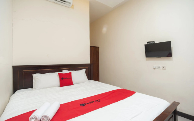 RedDoorz Plus near Universitas Indonesia