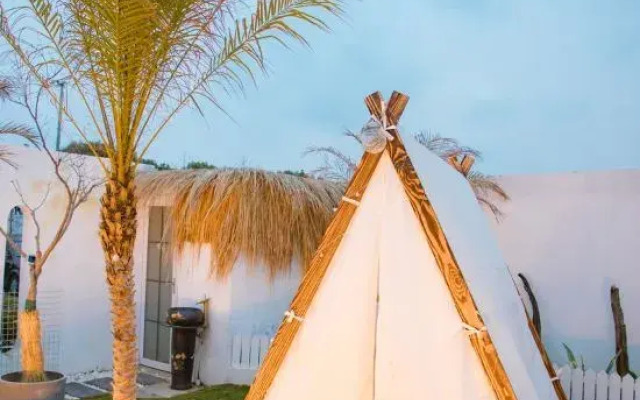 Left bank•la vie Pool Resort