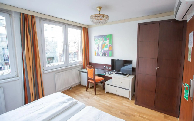 Hotel Attaché