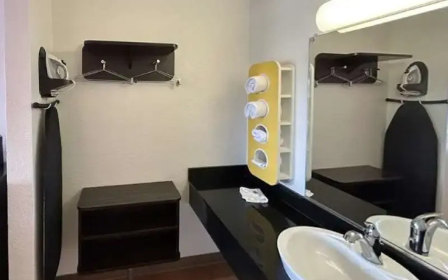 Studio 6 Suites - Riverside, Ca