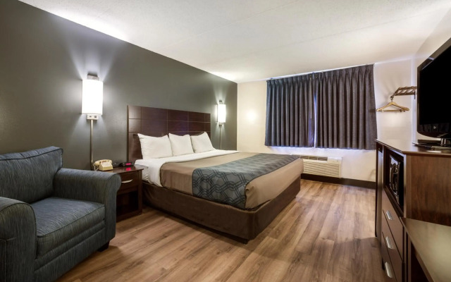 Econo Lodge Darien Lakes