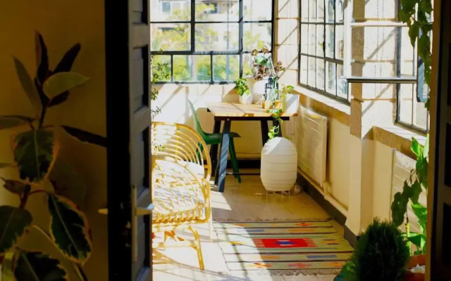 Inspiring 3Bed Unit with Sunny Balcony & Fireplace