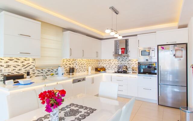 Villa Sezen by Akdenizvillam