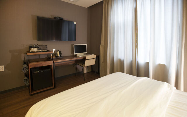 Brown Dot Hotel
