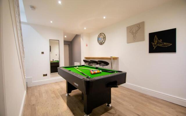Stunning Bolton Abode - Pool Table