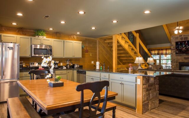 A Hilltop Hideaway - Four Bedroom Chalet