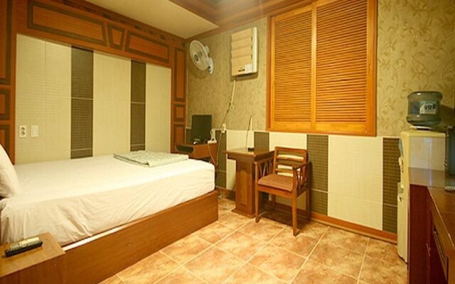 Cheonji Spa Motel