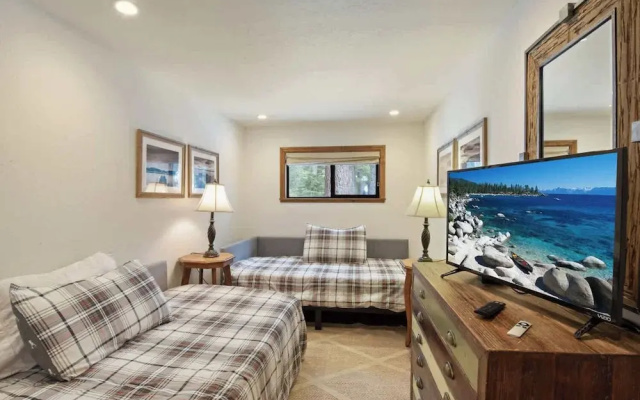 Snowshoe Cabin 3 Decks, BBQ & Hot Tub!