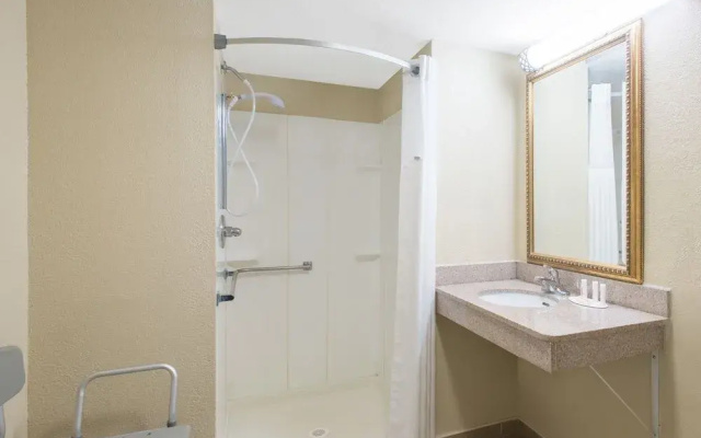 Ramada By Wyndham Whitehall/Allentown