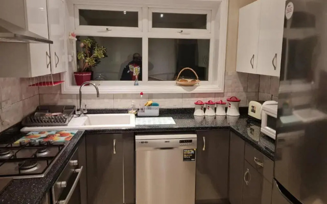 Cheerful 4-bedroom holiday home close to the Sea