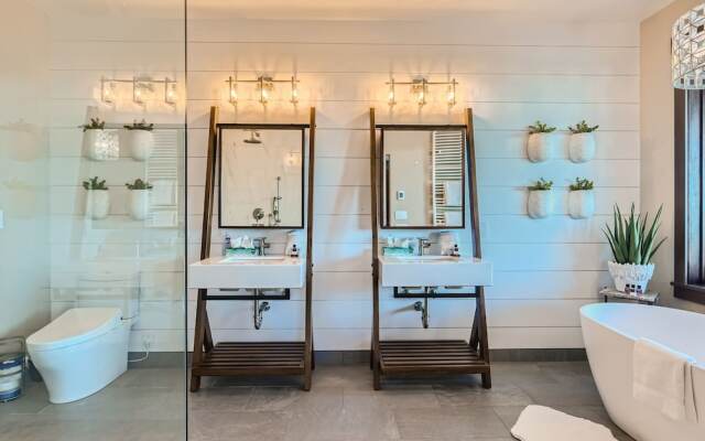 Slopeview Sanctuary 4 Bedroom Home by RedAwning