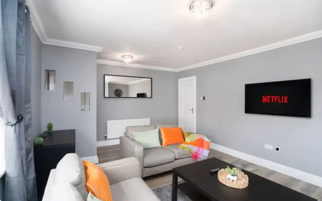 3 Bedroom House - Free Parking
