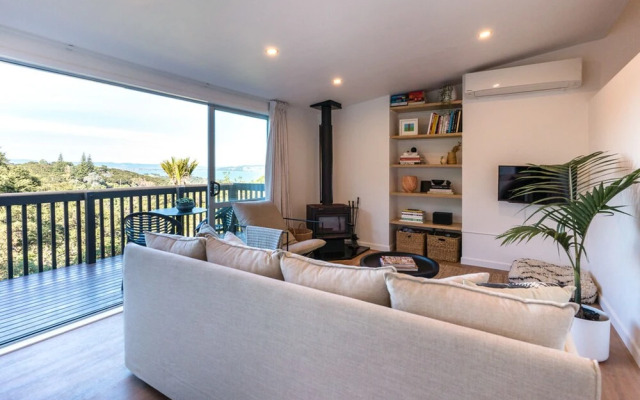 Family Friendly Home with Tree Top Vista