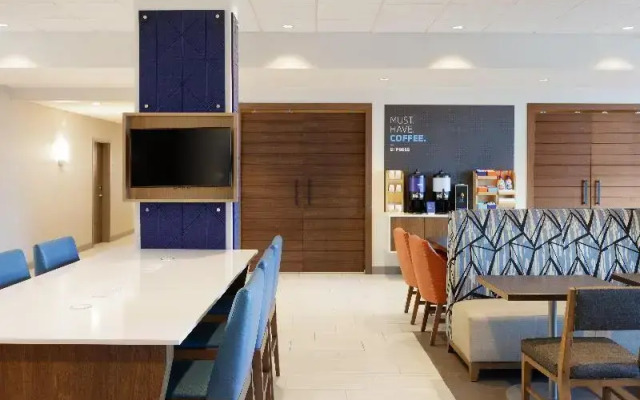 Holiday Inn Express & Suites Linden