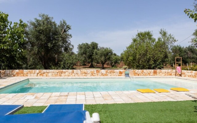 Trullo Nonna Netta con Piscina Idromassaggio e Area Giochi