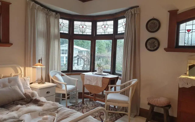 Cabins on Tudor bed & breakfast