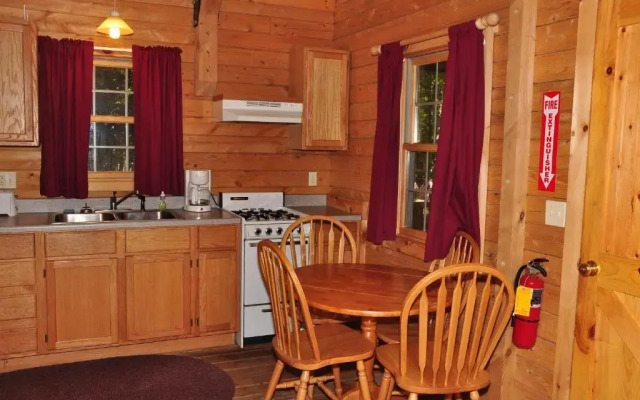 Tranquil Timbers Deluxe Cabin 6
