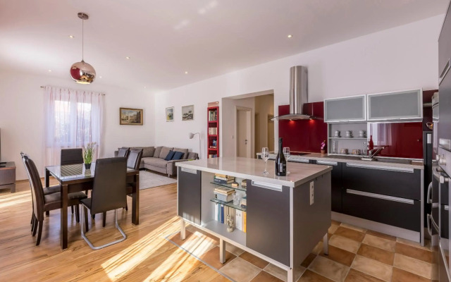 Ferula, 3 bedroom apartment near beach Bačvice