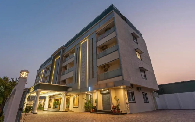 Treebo Premium Pine Tree Courtyard
