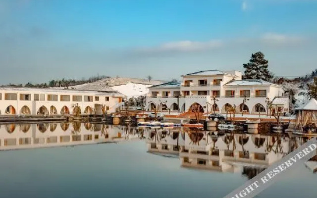 Zhi Lan Qiu Lakeside Homestay
