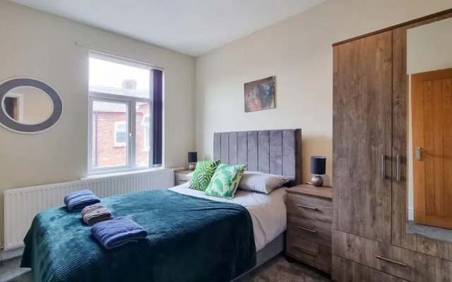 Rustic Ebony Suite With Free Parking
